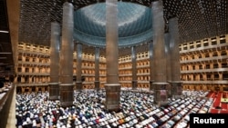 齋戒月的第一個晚上，印尼穆斯林在首都雅加達的伊斯蒂克拉爾大清真寺內參加名為 Tarawih的晚間集體祈禱。 (資料照片：2024年3月11日)