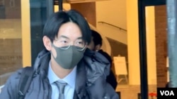 资料照片：吴啸雷2024年1月22日在第一天庭审结束后离开波士顿的地区法院。他因威胁活动人士而在4月24日被判九个月监禁。