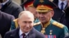 El presidente ruso, Vladimir Putin y el ministro de Defensa ruso, Sergei Shoigu, abandonan la Plaza Roja después del desfile militar del Día de la Victoria en Moscú, el jueves 9 de mayo de 2024, que marca el 79º aniversario del fin de la Segunda Guerra Mundial. 