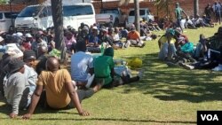 Abanye abantu abamelele ukuhlola amagama abo kugwalo lokuvota koBulawayo