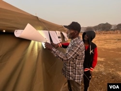 មនុស្ស​មួយ​ចំនួន​បាន​បោះឆ្នោត​នៅ​ពេល​យប់ ខណៈដែល​ការបោះឆ្នោត​ត្រូវបាន​ពន្យារពេល​ដល់​ថ្ងៃទី២៤ ខែសីហា ឆ្នាំ២០២៣ បន្ទាប់​ពី​ថ្ងៃ​បោះឆ្នោត​ត្រូវ​បាន​រំខាន​ដោយ​ការ​ពន្យារ​ពេល​នៅ​ការិយាល័យ​បោះឆ្នោត និង​ការ​ខ្វះខាត​សន្លឹក​ឆ្នោត​នៅ​ក្នុង​តំបន់​ដែល​ក្រុម​ប្រឆាំង​មាន​ការ​គាំទ្រ​ខ្លាំង​ដូចជា​ទីក្រុង Bulawayo និង​ទីក្រុង​ហារ៉ារ៉េ​ជា​ដើម។