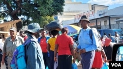 Bathenga impahla etshiyeneyo emkambo koBulawayo