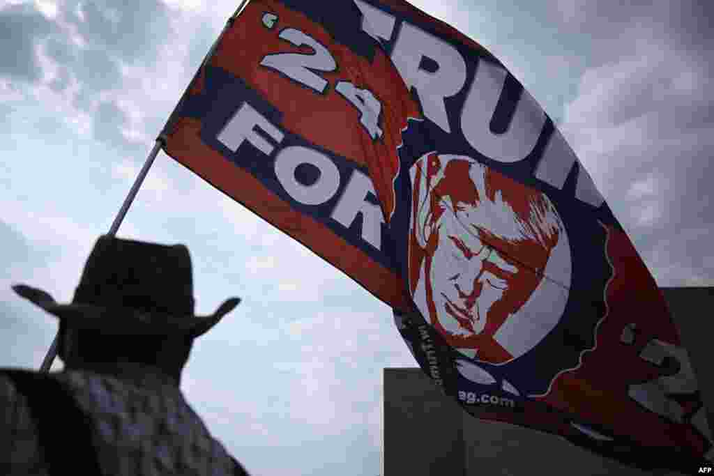 អ្នកគាំទ្រអតីតប្រធានាធិបតីសហរដ្ឋអាមេរិក លោក Donald Trump កាន់ទង់ នៅក្បែរបរិវេណតុលាការសហព័ន្ធ E. Barrett Prettyman នៅរដ្ឋធានីវ៉ាស៊ីនតោន មុនការចូលបង្ហាញខ្លនរបស់អតីតប្រធានាធិបតីសហរដ្ឋអាមេរិក លោក Donald Trump ថ្ងៃទី ៣ ខែសីហា ឆ្នាំ ២០២៣។