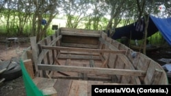 El bote construido por el periodista independiente cubano Alberto Corzo y otros de sus acompañantes para escapar de Cuba en diciembre de 2022. [Foto cortesía de los entrevistados].