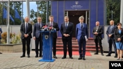 Specijalni predstavnik Evropske unije za dijalog Beograda i Prištine Miroslav Lajčak obraća se medijima, nakon sastanka sa premijerom Kosova Aljbinom Kurtijem. Pored Lajčaka su i američki izaslanik za Zapadni Balkan i savetnici lidera Nemačke, Francuske i Italije (Foto: VOA)