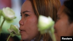 រូបឯកសារ៖ ស្ត្រីកាន់ផ្កាឈូក ខណៈចូលរួមក្នុងពិធីអបអរសាទរទិវាសិទ្ធិនារីអន្តរជាតិ នៅរាជធានីភ្នំពេញ កាលពីថ្ងៃទី ៧ ខែមីនា ឆ្នាំ ២០១៧។ 