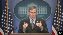 រូបឯកសារ៖ លោក Stephen Hadley នៅ​ពេល​ដែល​លោក​នៅ​ជា​ទីប្រឹក្សា​សន្តិសុខ​ជាតិ​ថ្លែង​ទៅ​កាន់​អ្នកសារព័ត៌មាន​នៅ​សេតវិមាន​ក្នុង​រដ្ឋធានី​វ៉ាស៊ីនតោន កាលពី​ថ្ងៃទី៣ ខែធ្នូ ឆ្នាំ២០០៧។