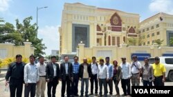 ក្រុមអ្នកគាំទ្រលោក កឹម សុខា ឈរនៅពីមុខសាលាឧទ្ធរណ៍ភ្នំពេញ នាថ្ងៃទី៤ ខែមេសា ឆ្នាំ២០២៤។ (ស៊ឹម ចាន់សំណាង/វីអូអេ)