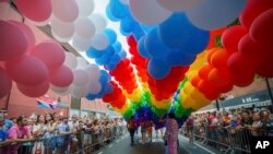 Zabavljači učestvuju u Njujorškom Prajdu, 25. jun, 2023. (Foto: AP/Eduardo Munoz Alvarez)