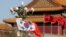 Bendera China dan Korea Selatan berkibar di gerbang lapangan Tiananmen dalam kunjungan Presiden Korea Selatan saat itu, Moon Jae-in, ke Beijing, pada 15 Desember 2017. (Foto: Reuters/Jason Lee)