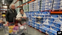 Larry y Sue Lick compran papel higiénico, artículos básicos de cocina y café en una tienda Costco en los suburbios de Eagan, Minnesota, el 21 de febrero de 2023, antes de una tormenta de invierno.