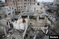 Sebuah rumah yang rusak akibat serangan Israel tergeletak di reruntuhan, di tengah konflik yang sedang berlangsung antara Israel dan kelompok Islam Palestina Hamas, di Rafah, di selatan Jalur Gaza, 29 April 2024. (Foto: REUTERS/Hatem Khaled)