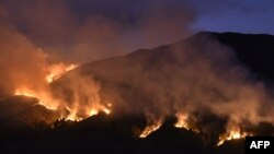 Api yang berkobar di Taman Nasional Bromo Tengger Semeru, Jawa Timur, menghanguskan pegunungan saat musim kemarau, 9 September 2023. Kebakaran terjadi sejak 17 Agustus 2023. (Foto Aman ROCHMAN / AFP)