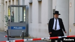 تصویری از یک شهروند یهودی آلمانی در نزدیکی یک کنیسه و مرکز آموزش یهودیان در برلین که هدف حمله با کوکتل مولوتوف قرار گرفت. ۲۶ مهر ۱۴۰۲ 