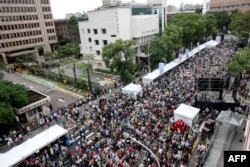 台灣立法院就改革法案舉行投票之際，支持民進黨的民眾聚集在台北的立法院外。(2024年5月28日)