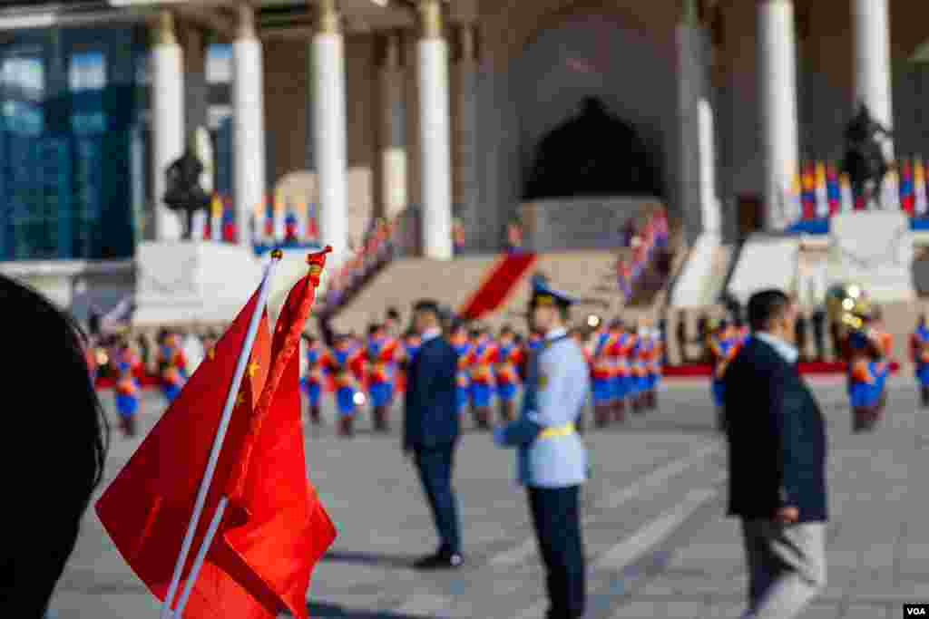 中国朝圣者手中的中国国旗。 