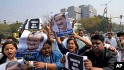 印度普通人黨支持者在首都新德里抗議領袖凱傑里瓦爾被捕。 （2024年3月22日）