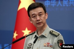 中國國防部發言人吳謙在北京的記者會上。（2023年8月31日）