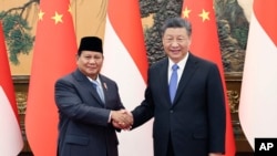 Presiden China Xi Jinping (kanan) berjabat tangan dengan Presiden terpilih Indonesia Prabowo Subianto di Balai Besar Rakyat China di Beijing, Senin, 1 April 2024. (Yao Dawei/Xinhua via AP)