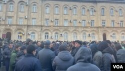 სოხუმი, აფხაზეთი. ხალხი ბიჭვინთის აგარაკის რუსეთისთვის გადაცემას აპროტესტებს