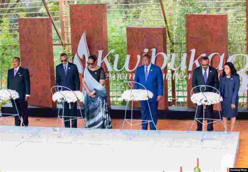 Kushoto: Rais Nguesso wa Congo, Rais Kagame na mkewe Jeannette na Rais wa CAR Touadera na Waziri Mkuu wa Ethiopia Ahmed na mkewe Zinash.