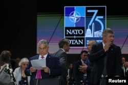 Mađarski premijer Viktor Orban čita dokumenta tokom samita povodom 75. godišnjice NATO, u Vašingtonu, SAD, 11. jula 2024.