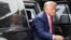 Bivši predsednik Donald Tramp stiže na Nacionalni aerodrom Ronald Regan u Vašingtonu, u Arlingtonu, Virdžinija, 3. avgusta 2023. godine, posle suđenja pred američkim federalnim sudom u Vašingtonu, D.C.