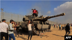 Պաղեստինցիները Խան Յունիսից Իսրայելի հետ սահմանի պարիսպը հատելուց հետո