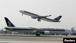 Летот Лондон-Сингапур изврши принудно слетување. 30 други се повредени.