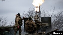 资料照片：在巴赫穆特镇附近的前线，乌军第93机械化旅的防空部队使用高射炮射击空中目标。(2024年3月6日)