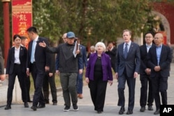 Menteri Keuangan AS Janet Yellen (tengah) dan Duta Besar AS untuk China, Nicholas Burns (kanan tengah), mengunjungi lokasi Guozijian Imperial College di Beijing, China, Senin, 8 April 2024. (AP/Tatan Syuflana, Pool)