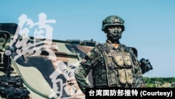 台灣國防部發布照片顯示台灣陸軍在進行實彈軍訓演習。 （台灣國防部照片）