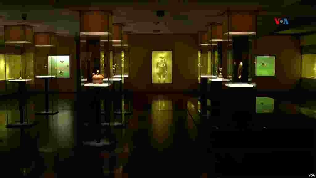 Exposición permanente del Museo del Oro, la sala cosmología y simbolismo de las culturas indígenas.