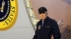 Presiden AS Joe Biden berjalan keluar dari Air Force One di Pangkalan Udara Dover di Delaware, pada 17 Juli 2024. Biden kembali ke kediamannya di Rehoboth Beach, Delaware untuk menjalani isolasi setelah positif terjangkit COVID-19. (Foto: AP/Susan Walsh)