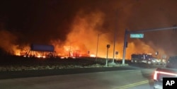 Foto yang disediakan oleh pemerintah kota Maui ini menunjukkan api dan asap memenuhi langit akibat kebakaran hutan di persimpangan Hokiokio Place dan Lahaina Bypass di Maui, Hawaii pada Selasa, 8 Agustus 2023. (Zeke Kalua/County Maui via AP)