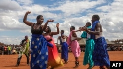 Wakimbizi kutoka Rwanda wakicheza ngoma wakati wa maadhimisho ya Siku ya Wakimbizi Duniani katika Kambi ya Wakimbizi ya Dzaleka nchini Malawi tarehe 20 Juni, 2018. Picha na Amos Gumulira / AFP.