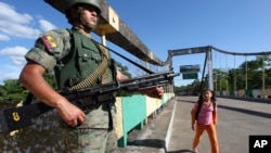 (ARCHIVO) Un soldado ecuatoriano custodia el puente de San Miguel en la frontera entre Ecuador y Colombia, el jueves 16 de septiembre de 2010.