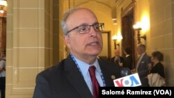 ARCHIVO - Embajador de EEUU ante la OEA, Francisco Mora, en entrevista con la VOA durante el primer día de la Asamblea General del organismo en Washington, el 21 de junio de 2023.