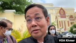 លោក ផែង ហេង សហមេធាវីការពារក្តីឱ្យលោក កឹម សុខា ផ្តល់បទសម្ភាសន៍ឱ្យអ្នកសារព័ត៌មាននៅក្រៅតុលាការនៅថ្ងៃទី៤កក្កដា ឆ្នាំ២០២៤។(លាស់ លីបលីប/វីអូអេ)