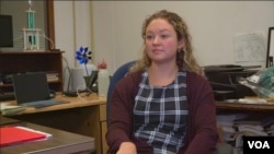 Holi Louer prati gradsku skupštinu Pitsburga za Pitsburg Post-Gazet. (Foto: Cristina Caicedo-Smit/VOA)