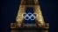 A Torre Eiffel com os anéis olímpicos, iluminada antes dos Jogos Olímpicos e Paralímpicos de Paris 2024, em Paris.