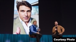 Kris Anderson (TED) i Tom Grejem, koji razvija veštačku inteligenciju sa na konferenciji TED2023 sa lažnom fotografijom Toma Kruza ( Foto: Gilberto Tadday/TED)