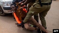 2024年8月26日，乌干达警察在坎帕拉逮捕一名参加抗议东非原油管道项目的环保活动人士。(法新社照片)