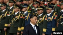 中国领导人习近平在国庆日之前向天安门广场人民纪念碑鲜花时走过中国军人的队伍。（2023年9月30日）