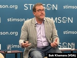 លោក​ Zeb Hogan សហ​អ្នកនិពន្ធ​នៃសៀវភៅ​ Chasing Giants និង​ជាអ្នក​រៀបចំ​កម្មវិធី​ទាក់ទង​នឹង​ត្រីធំៗ​នៃ​ទូរទស្សន៍ ​National Geographic ថ្លែង​នៅវិទ្យាស្ថាន ​Stimpson Center កាលពីថ្ងៃទី១២ ខែមេសា ឆ្នាំ ២០២៣ ក្នុងរដ្ឋធានីវ៉ាស៊ីនតោន។ (សុខ ខេមរា/វីអូអេ)