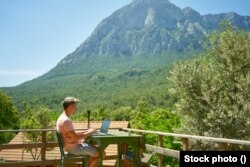 Anketa među 2.000 zaposlenih Amerikanaca otkrila je da je 29% iskoristilo svoja putovanja na odmor kao priliku da rade na daljinu, a da nisu rekli svom šefu.