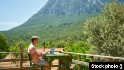 Anketa od 2.000 zaposlenih Amerikanaca pokazala je da je 29% iskoristilo svoja putovanja na odmor kao priliku da rade na daljinu, a da to nisu rekli svom šefu.