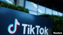 Мерката, усвоена од Претставничкиот дом на САД во саботата, е поттикната од загриженоста дека Кина би можела да има пристап до податоците на Американците или да ги надгледува со апликацијата и Бајден рече дека ќе ја потпише како закон.