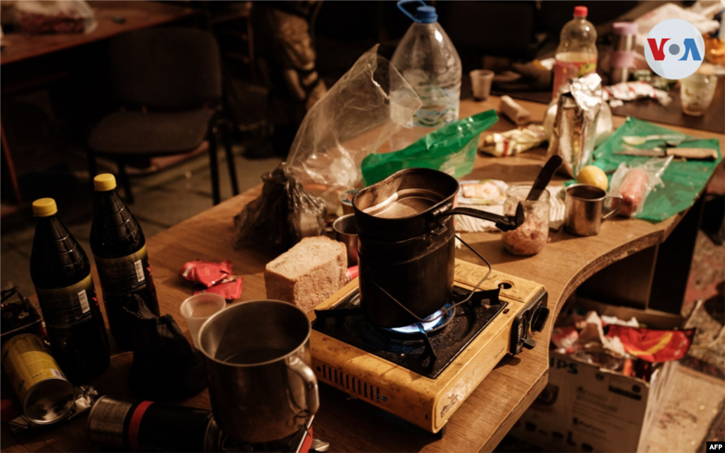 Un solo quemador de gas conforma la zona de cocina del refugio donde viven los soldados.