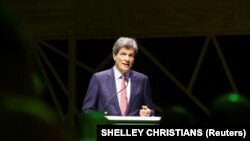 José Fernández, subsecretario de Estado para el Crecimiento Económico, la Energía y el Medio Ambiente de los Estados Unidos, habla en la conferencia Investing in African Mining Indaba en Ciudad del Cabo, Sudáfrica, el 6 de febrero de 2023.